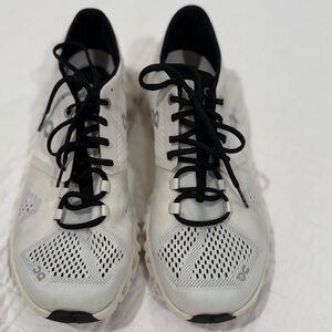 ✨ ON CLOUD WOMEN’S CLOUDX TRAINERS – WHITE/GLACIER | SIZE 8 ✨